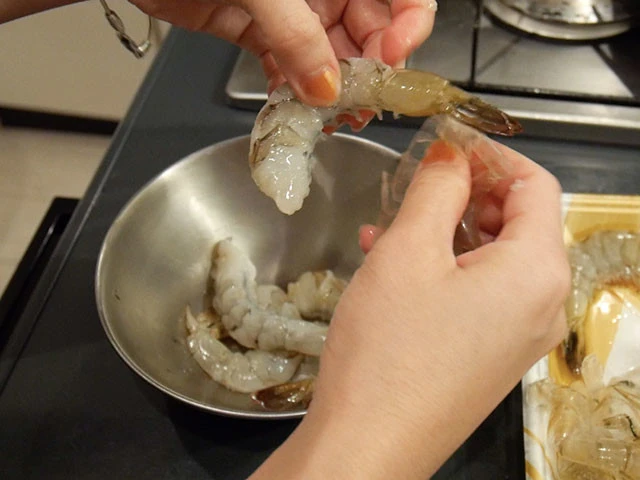 １．エビは背わたを取り、殻をむく。