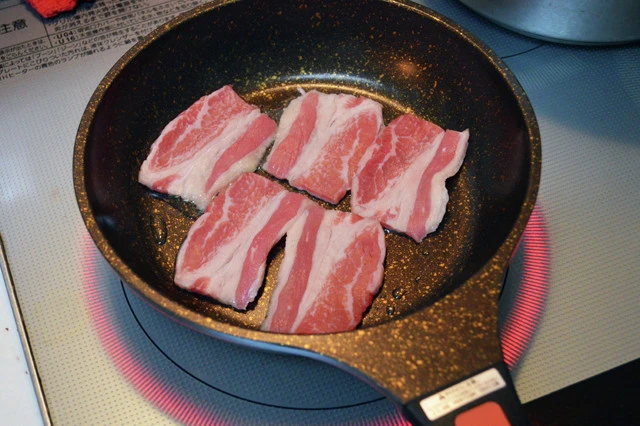 (3)カルビ! フライパンで牛カルビを焼き、焼き肉のタレを絡めたら丼に盛りつける。フライパンには牛カルビから出た脂が残るが、これもうま味たっぷり。お好みで脂も垂らしてしまおう