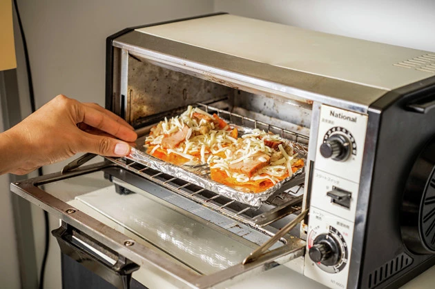 (4)焼く! 準備ができたら焼き皿をそのままトースターに入れて焼き上げよう。チーズが溶けたら完成だが、少しだけ冷ますとチーズが固まり、取り出すときに形崩れを防ぐことができる