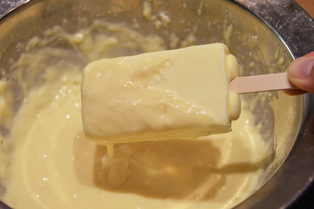 (2)つける! (1)を作ったボウルにかじるバターアイスを浸し、どっぷりと(1)を絡みつける。アイスの表面が見えなくなるまでつけること。難しい場合はスプーンなどで(1)を塗って仕上げよう