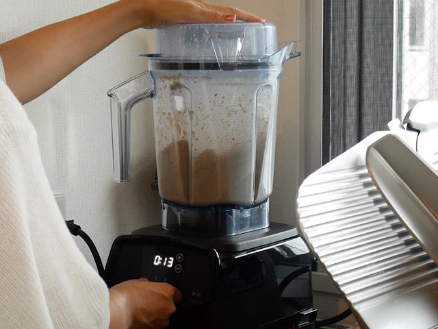 ８．ミキサーに入れて滑らかになるまで攪拌（かくはん）。