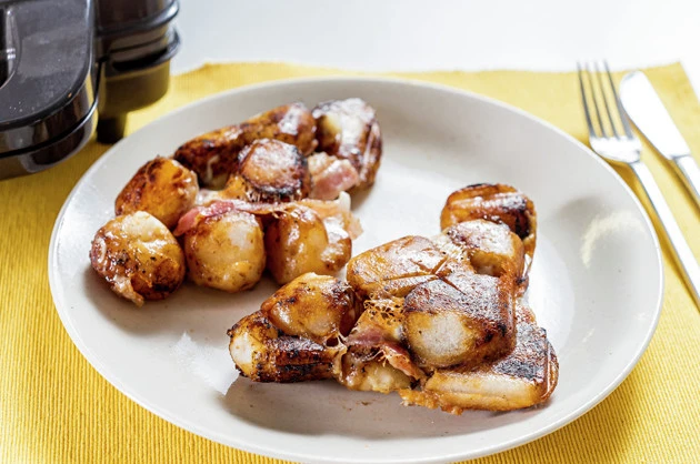 (4)完成!「焼き団子のホットサンド」 無事にフタを閉じることができたらあとは焼き上がるのを待つのみ。パンでホットサンドを作るときと比べ倍くらい時間をかけていい。焼き上がったら豪快にかぶりつこう!