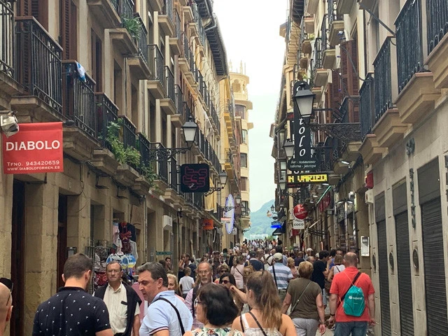 たくさんの観光客で賑わっていた頃のサン・セバスチャン旧市街