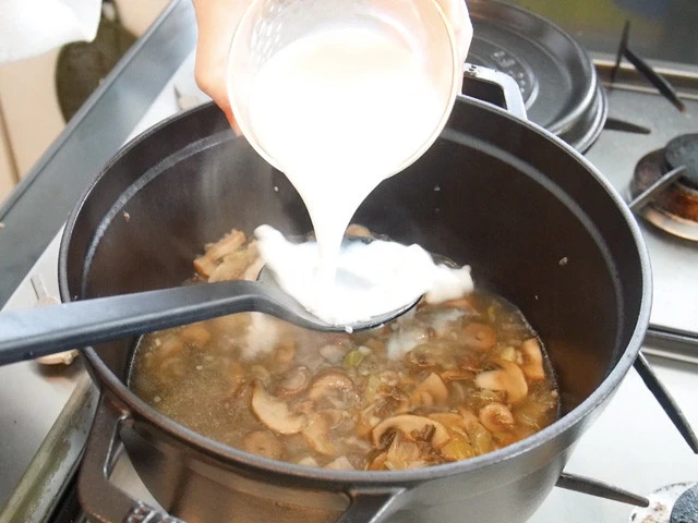 ７．牛乳を加え、沸騰直前まで温めたら火を止めて冷ます。（ミキサーがない場合、これでも十分スープとして美味しくいただけます！）