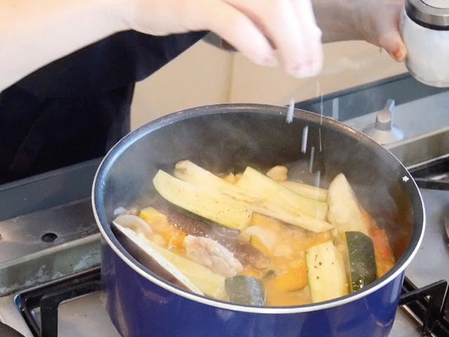 鍋で野菜が煮込まれたら味見し、塩、クミンなど（分量外）で調整。（結局、私の味付けは薄かったので、しっかり目に入れてもいいかも！）