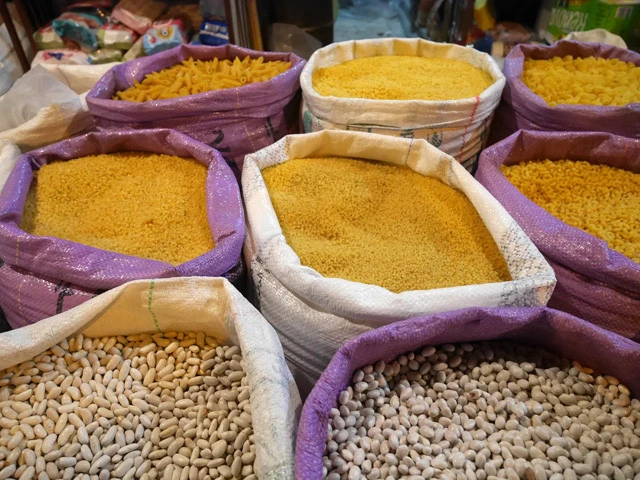 クスクスは小麦粉から作る粒状の粉食で、「世界最小のパスタ」と言われている