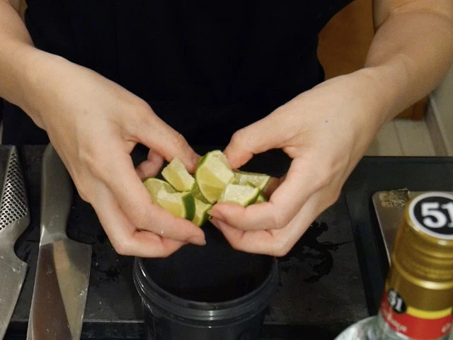 ４．シェイカーにライムを入れる。