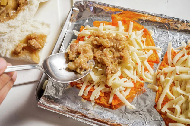 (3)のせる! チーズの上からお好みの具をのせ、最後に再びチーズをのせる。今回は肉まんの中身とチャーシューを使ったが、水っぽいもの以外ならどんな具を使ってもうまくいくはずだ