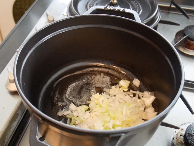 ３．鍋にバターを入れ熱し、ニンニク、玉ねぎ、長ねぎを中弱火で香りが立つまで炒める。炒めすぎて色がつかないように！