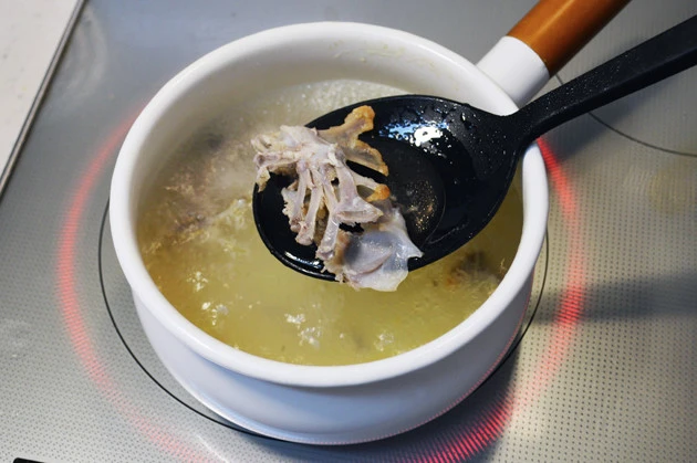 (2)骨! 骨の準備ができたら鍋でお湯を沸かし、そこに骨を投入して弱火でじっくりと煮る。水が少なくなったら随時継ぎ足そう。チキン2ピース分の骨があればチキラー2杯分にはなる