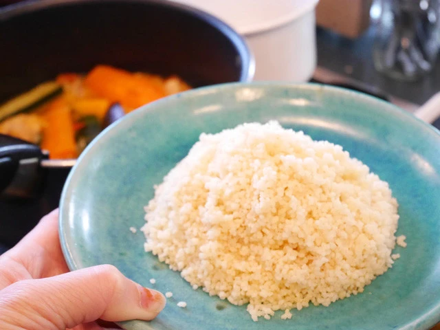 クスクスがフワフワで食べれる状態になったら、お皿に盛っておく。（後ほど、煮込み野菜を乗せます）