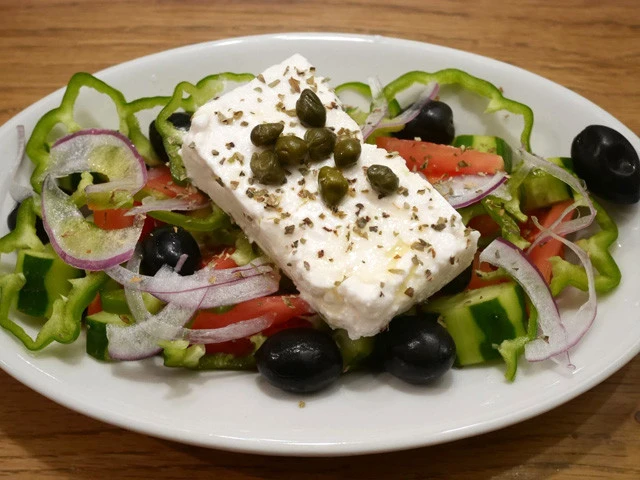 ６．オレガノを振りかけ、お好みでケッパーを飾ったら、出来上がり！