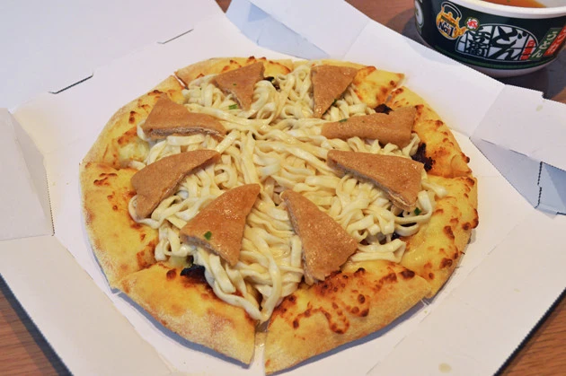 (5)完成!「どん兵衛ぶっかけカルビピザ」