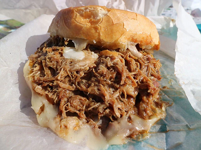 キッチンカーで食べたキューバンサンド。中身はジューシーなプルドポーク！　キューバンブレッドではなくポルトガルロールを使用