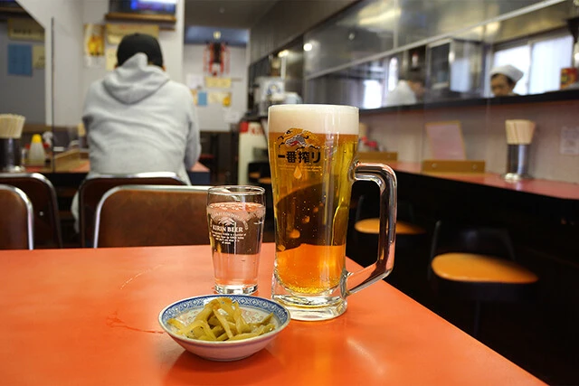 ビールとサービスの小皿が到着
