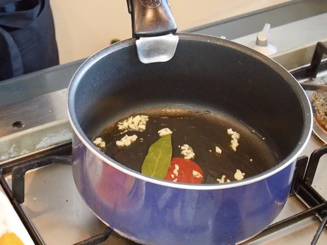 鍋に油（分量外）を入れ、ニンニク、ローリエを香りが出るまで中火で軽く炒める。