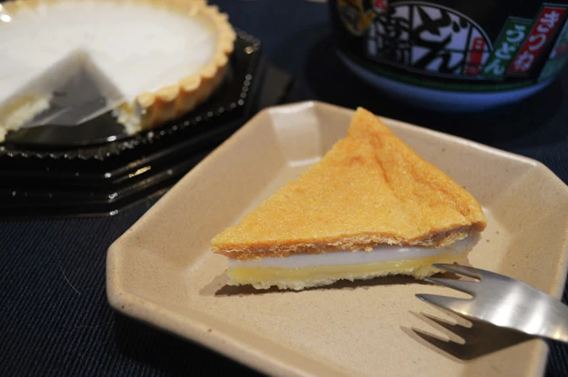 【B級フード研究家・野島慎一郎のバカレシピ】おい、野島! どん兵衛のふっくらおあげをスイーツ化とか、正気か!?「どん兵衛チーズケーキ」