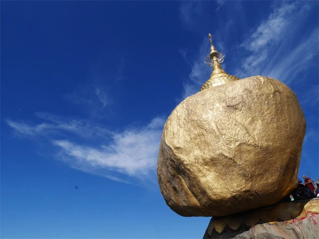 今にも転がり落ちそうで落ちないゴールデンロック