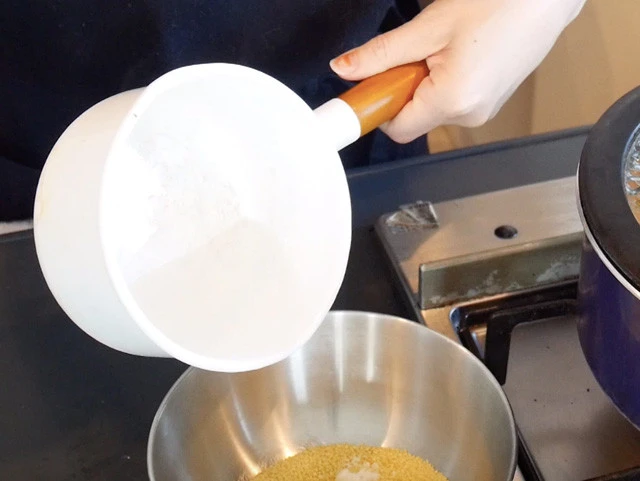 クスクスと同じ分量の熱湯を全体にかけて、蓋かラップをして５分以上蒸らす。