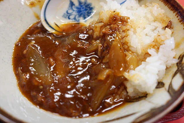 最後のソースを一滴残らずごはんにかけて