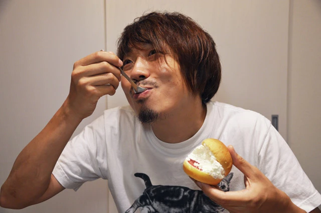 (1)クリーム! コンビニなどでマリトッツォを購入し、中身のクリームをスプーンなどで食べ、生地だけを残す。自分で食べる分ならペロペロとナメて、クリームが残っていない状態にしよう