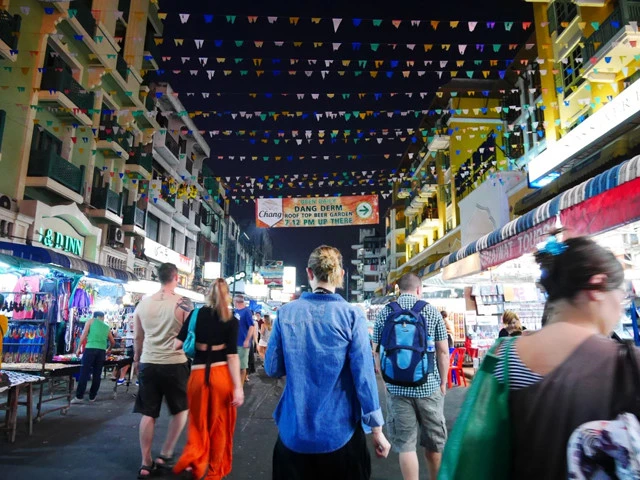 夜になるとカオサン通りはざわめき始める