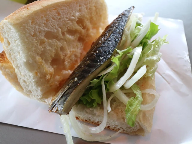 イスタンブール名物「さばサンド」