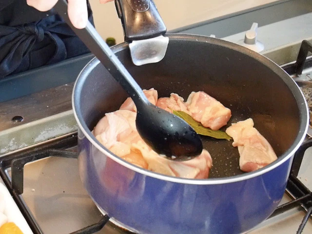 鶏肉を入れて表面が色づくまで炒める。