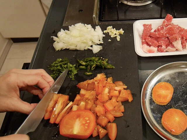 野菜類を小さくカットする。（スライス、みじん切りなど切り方は自由）