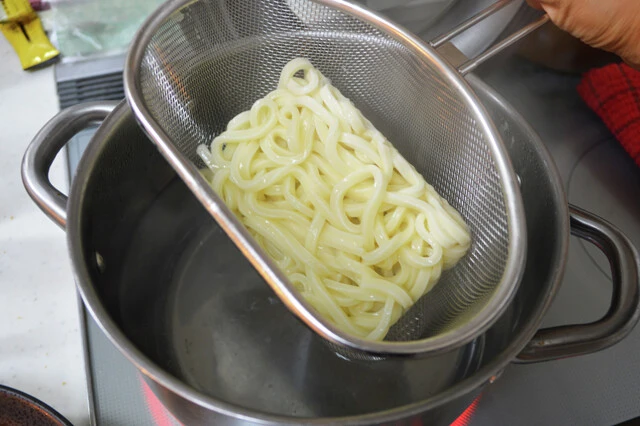 (4)ゆでる! 大きめの鍋でお湯を沸かし、冷凍うどんを5秒程度くぐらせる。これがバカレシピの秘技「5秒ゆで」。半解凍された麺をアツアツのつけ汁につけてほぐしながら食べるべし!