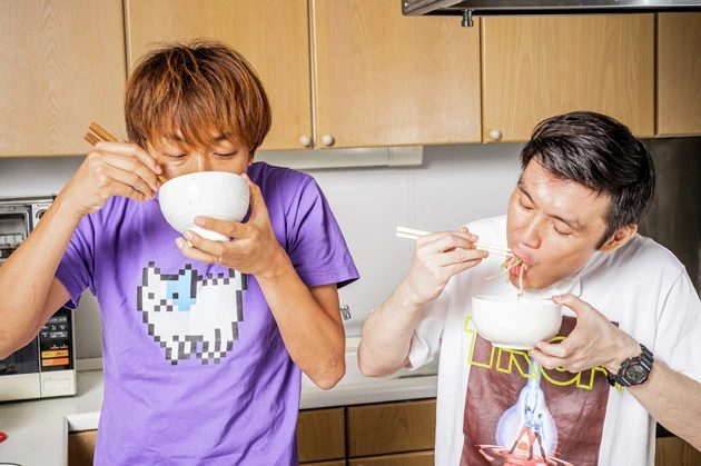 (5)激ウマ! あとは感情の赴くままに食らうだけ。最初はザクザク食感のアスパラガスだが、少しずつ溶かしながら食べると徐々にスープが濃密になる。大量のモヤシと豆腐で大満足だ!