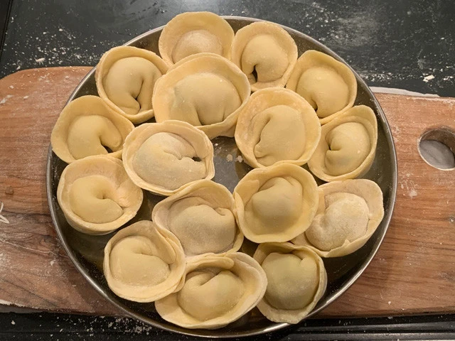 茹でる前のペリメニたち。かわいい……！　余ったら粉をまぶして冷凍保存！