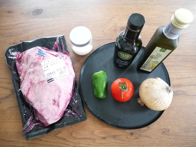 材料は肉と塩！　お盆に乗っているのは添え付けソースの材料でピーマン、トマト、玉ねぎとオリーブオイルにホワイトビネガー（画像にないけど塩胡椒も！）