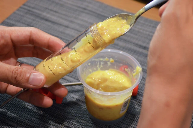 (2)入れる! 続いて注射器の中に(1)をセットする。今回用意した注射器は料理用だが、衛生的に問題がなければ別の用途のものでもOK。針が細い場合はその分(1)の段階でトロトロにしよう