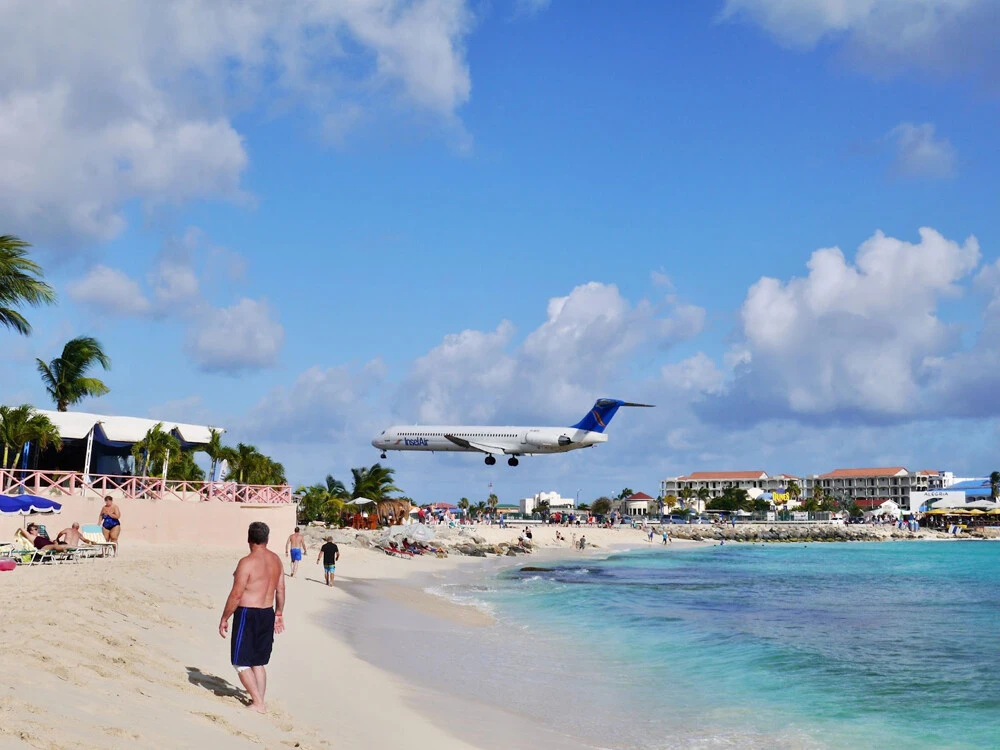 頭上スレスレのところに飛ぶので、風圧に吹き飛ばされて死ぬこともある！？