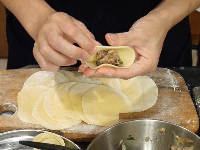 １１．皮ができたら中身を乗せて包む。