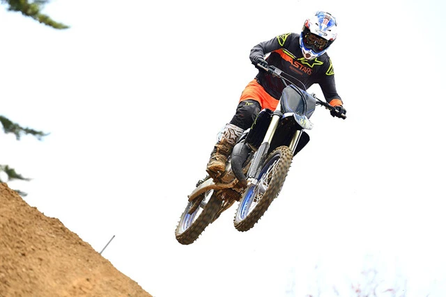 ヤマハ YZ125 17年ぶりのフルモデルチェンジで、絶滅危惧種だった2ストロークを新開発(しかもキャブレター仕様!)。どこからでもダッシュでき、豪快なジャンプも可能。価格は73万7000円