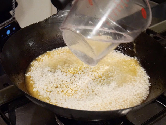 米がヒタヒタになる位まで水の残り全部を加える。（ひたひたに満たなかったら水追加してＯＫ。日本米はちょっと多めくらいが良い）