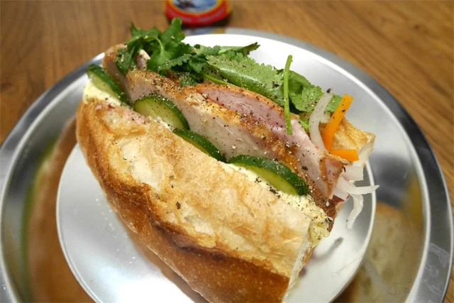 旅人流バインミー改良版！　イイ肉、唐辛子のピクルス、マヨを追加