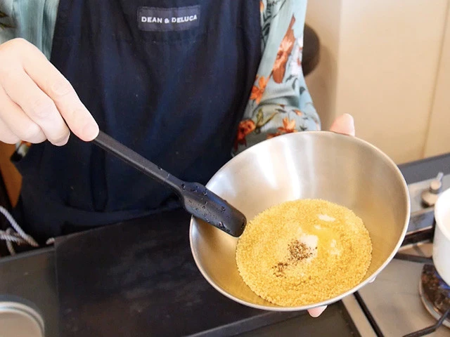 １．ボールにクスクス、塩、胡椒、オリーブオイルを入れてさっくり混ぜ合わせる。