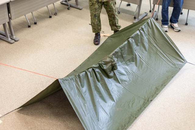 ④下にロープを通して、両端を木にくくりつければ簡易テントに大変身! 市販のポンチョやブルーシートでも代用可