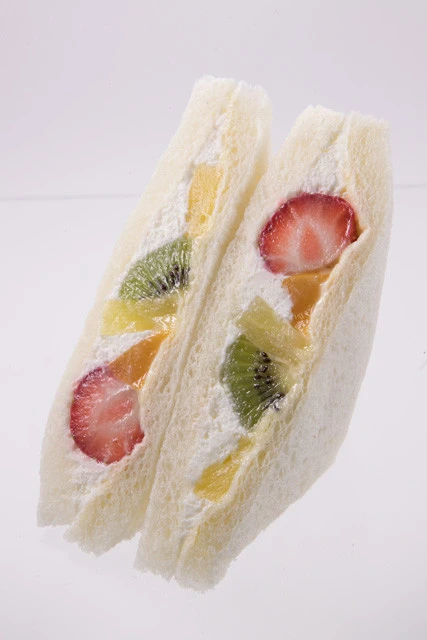 いちご入りフルーツミックスサンド〈セブン‐イレブン〉370円。いちご・キウイ・桃・パインが入ったボリューミーなサンド