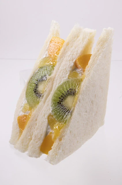 フルーツミックスサンド〈ローソン〉296円。大きめなキウイ・黄桃・パイン。オレンジゼリーも隠し味に