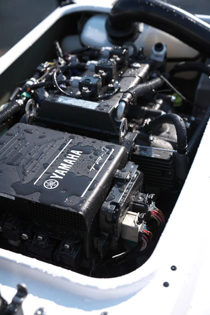 エンジンはコンパクトで軽量な1049㎤の3気筒。電子制御式スロットルで最高出力をコントロールできる