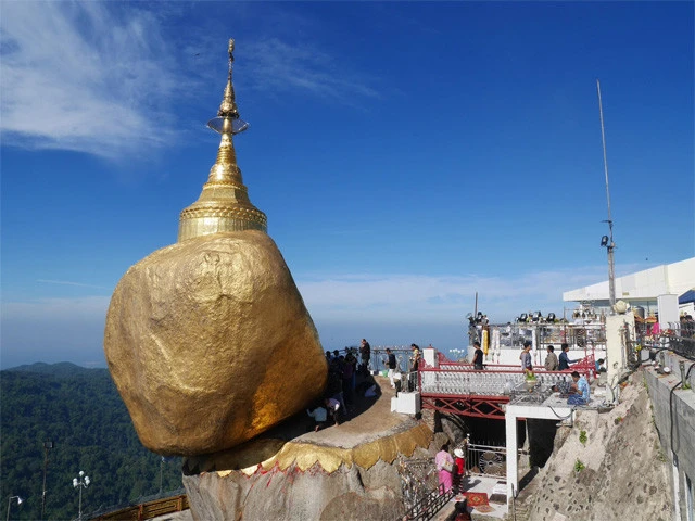 金箔を貼ったり、祈りを捧げる男性巡礼者たち
