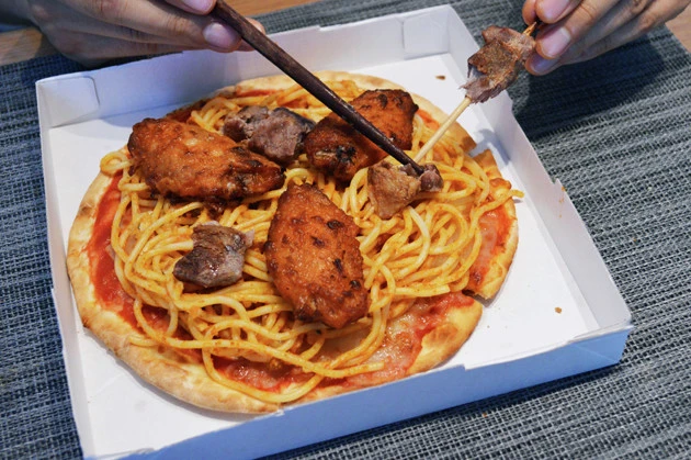 (2)肉! スパゲティの上には香味チキンやアロスティチーニなどの肉類をお好みでのせよう。ラムは串から外し、できれば香味チキンも骨を取り除いておくとよい