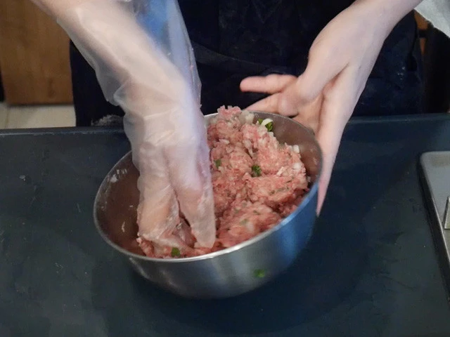 ７．ボウルに中身の材料（みじん切りした野菜類、挽肉、塩胡椒）を入れて粘り気が出るまでこねたら中身は完成。