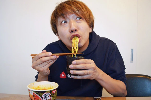 (4)つける! 溶かしバターを混ぜたらそれをつけ汁にし、麺を浸して食べよう。芳醇なバターの風味とニンニクの刺激が麺に絡みつき、中本のスープと完璧にマッチ。凶悪すぎるウマさ!