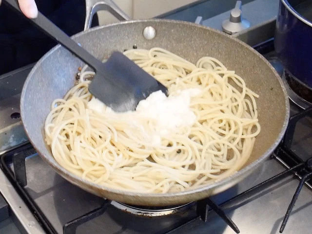 ９．パスタを味見してアルデンテ手前になったら火を止め、ペコリーノ・ロマーノを投入し余熱で溶かしながら和える。