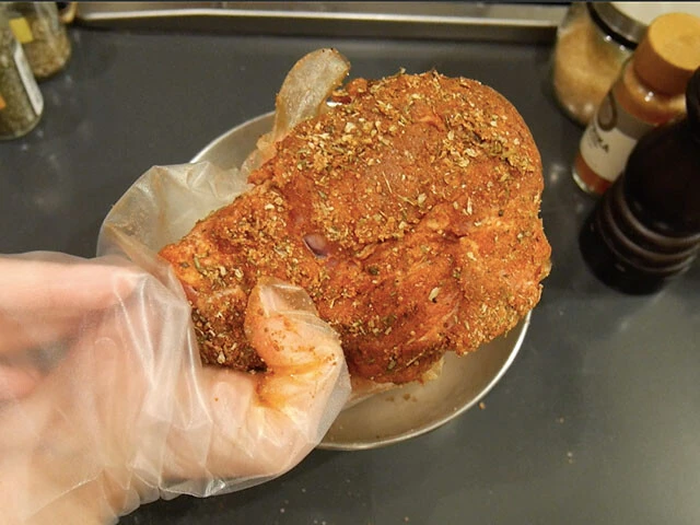 １．下味用スパイスを全て混ぜ合わせ、肉に揉み込んだらラップなどで密封して一晩寝かす。